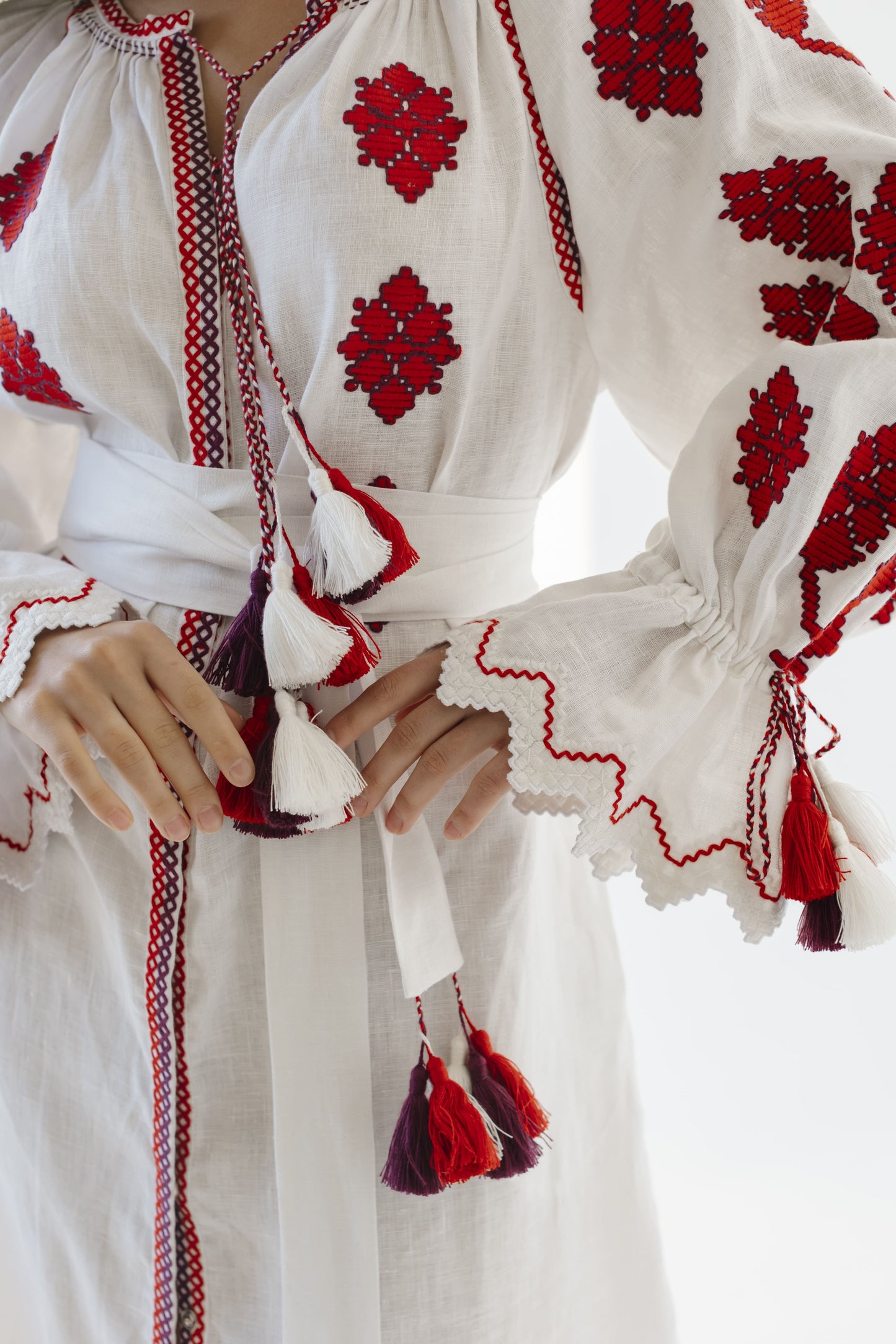 Сукня "Луна" біла з червоною вишивкою